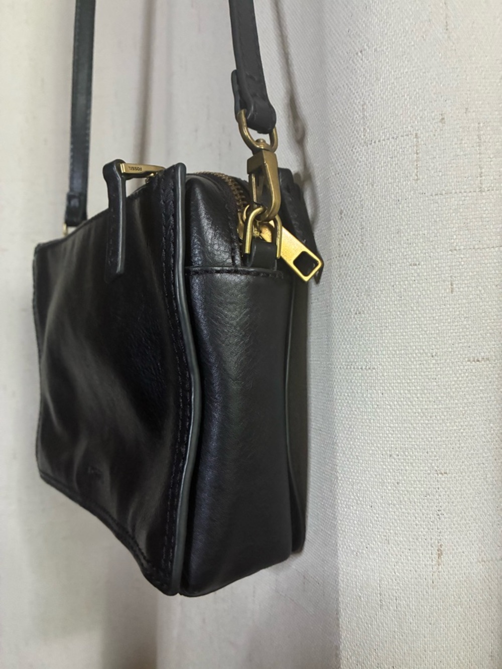 Fossil Black Leather Crossbody Bag Small Adjustable Strap Gold Hardware - Picture 3 of 5